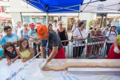 Weltrekordversuch, mit dem Ziel eines Eintrags im Guinessbuch der Rekorde: In Altstätten wird das längste Cordon bleu gemacht (Bild: Urs Bucher)