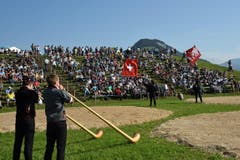 Am Sonntag fand in Ennetmoos das 81. Allweg-Schwinget statt. Einlage der Fahnenschwinger Stefan und Robi Lussi und den Alhornbläsern Jonas Wolfisberg und Pascal Barmettler. (Bild: Robert Hess (Neue OZ))