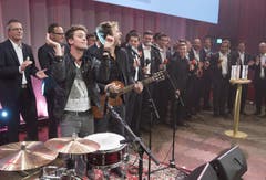 Bastian Baker und Gustav rocken im Berner Kursaal. (Bild: Keystone)