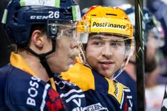 Zugs Lino Martschini (rechts) unterhält sich mit Teamkollege Reto Suri. (Bild: Alexandra Wey / Keystone)