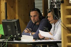 Nationaltrainer Goran Perkovac (links) kommentiert das Spiel für das Schweizer Sportfernsehen. (Bild: Philipp Schmidli/Neue LZ)