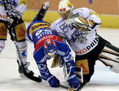 Der Zuger-Torhüter Michael Tobler (rechts) stoppt den Zürcher Ryan Keller. (Bild: Keystone)