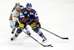 Der Zuger Emanuel Peter (links) kämpft um den Puck gegen den Bieler Robbie Earle. (Bild: Keystone / Thomas Hodel)