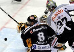 Andy Wozniewski, rechts, von Zug vor dem Lugano Tor von Benjamin Conz und Steve Hirschi. (Bild: Keystone)