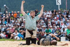 Der Freiburger Willliam Häni jubelt nach seinem Sieg uber den Berner Martin Rolli. (Bild: kEYSTONE / ALESSANDRO DELLA VALLE)