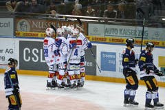 Die ZSC Spieler feiern den Sieg. (Bild: Keystone / Alexandra Wey)