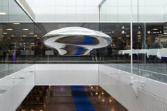Die Skulptur «Cloud Prototype No. 6» des Künstlers Inigo Manglano-Ovalle hängt wie ein UFO im neuen Dock B. (Bild: Keystone / Alessandro della Bella)