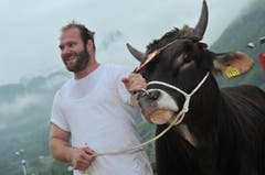 Sieger Benji von Ah mit dem Siegermuni. (Bild: Urs Hanhart / Neue UZ)