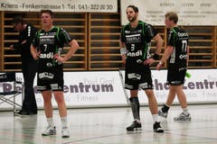 Die Enttäuschung ist Yves Petrig, Daniel Fellmann und Sven Hess (von links) nach dem Schlusspiff anzusehen. (Bild: Roger Zbinden / Neue LZ)