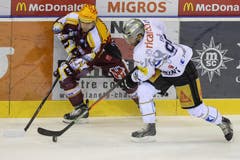 Zugs Robbie Earl (rechts) gegen Genf-Topskorer Matt Lombardi. (Bild: Keystone)