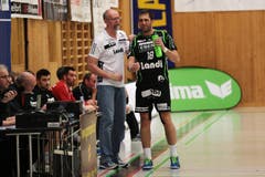 Trainer Torben Winter gibt Anweisungen an Boris Stankovic. (Bild: Roger Zbinden/Neue LZ)