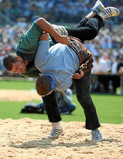 Martin Grab (L) kämpft im 3. Gang gegen Thomas Oester (Bild: Swiss-Image)