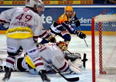 Dan Fritsche und Goalie Tobias Stephan von Genf und Glen Metropolit vom EV Zug. (Bild: Keystone)