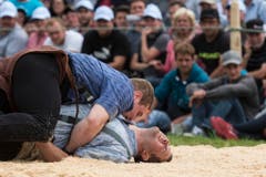 Der Innerschweizer Joel Wicki, oben, drückt seinen Verbandskollegen Adrian Steinauer ins Sägemehl. (Bild: kEYSTONE / ALESSANDRO DELLA VALLE)