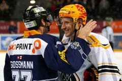 Der Zuger Verteidiger Robin Grossmann, links, im Spiel gegen Luganos Damien Brunner. (Bild: Keystone/Alexandra Wey)