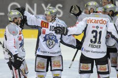 Die Zuger Fabian Schnyder, Dominic Lammer, Patrick Fischer und Josh Holden jubeln nach dem zweiten Zuger Treffer. (Bild: Keystone)