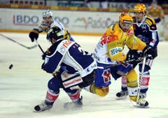 Petr Sykora vom HC Davos, rechts, und Damien Brunner, hinten. (Bild: Keystone)