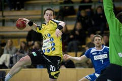 St. Gallens Raphael Liniger versucht Goalie Marius Aleksejev zu bezwingen. (Bild: Keystone)