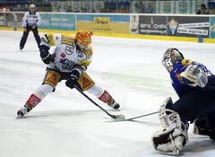 Der EV Zug-Stürmer Linus Omark scheitert an Kloten Flyers Torhüter Ronnie Rüeger.