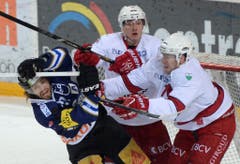 Der Zuger Josh Holden (links) kämpft im Spiel gegen den Lausanner Larri Leeger (rechts) (Bild: Keystone / Urs Flüeler)