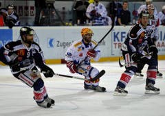 Thomas Rüfenacht (links) und Jeff Tambellini gegen Timo Helbling. (Bild: Keystone)