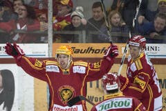 Am Ende jubeln die Langnauer mit Topskorer Kevin Clark, Miro Zryd und Kevin Hecquefeuille (von links). (Bild: Keystone / Marcel Bieri)