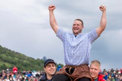 Andreas Ulrich gewinnt das 94. Schwyzer Kantonale Schwing- und Älplerfest in Arth. (Bild: Alexandra Wey / Keystone)