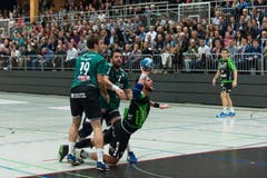 Der Krienser Daniel Fellmann wird von den Thunern Stefan Huwyler (links) und Georgis Chalkidis zu Fall gebracht. (Bild: Roger Grütter / Neue LZ)