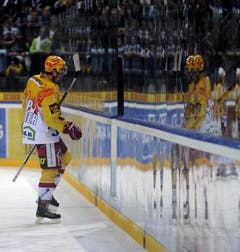 Simon Moser von den Tigers wandert auf die Strafbank (Bild: Keystone)