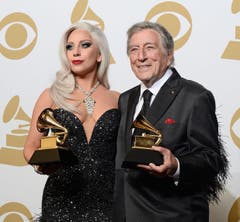 Lady Gaga und Tony Bennett mit dem Best Traditional Pop Vocal Album-Award (Bild: Keystone)