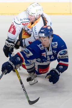 Pius Suter, unten, im Spiel gegen David McIntyre. (Bild: Urs Flüeler/Keystone)