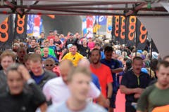 Einige der 10'000 Siegerinnen und Sieger beim Zieleinlauf. (Bild: Dominik Wunderli/LZ)