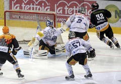 Luganos Sebastien Reuille (ganz rechts) tanzt Zug-Verteidiger Alessandro Chiesa aus und trifft zum 2:1. (Bild: Keystone)