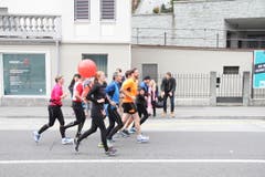 Bilder von unterwegs: Eindrücke von der Laufstrecke und auf Nebenschauplätzen. (Bild: Claude Hagen/LZ)