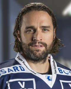 Josh Holden, 3.5 Seine Vertragsverlängerung bis 2016 bleibt rätselhaft. Physisch nicht mehr präsent, offensiv häufig sehr blass. Statistik: Quali: 39 Spiele, 13 Tore/20 Assists, 81 PIM, ausgeglichene Bilanz. P-Runde: 2 Spiele, 1 Tor/2 Assists, keine PIM, Minus-1-Bilanz. (Bild: PD)