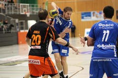 HCK-Spieler Daniel Baverud im Zweikampf mit Rares Jurca. (Bild: Roger Zbinden / Neue LZ)