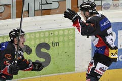 Der Berner Joel Vermin (rechts) feiert mit Kollege Tristan Scherwey den Trteffer zum 2:1 . (Bild: Keystone / Peter Schneider)
