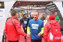 Einige der 10'000 Siegerinnen und Sieger beim Zieleinlauf. (Bild: Ramona Geiger/ Claude Hagen/LZ)