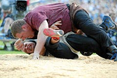 David gegen Goliath: Christian Stucki (oben) kämpft im 3. Gang gegen Markus Schläpfer (Bild: Swiss-Image)