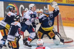 Reo Schäppi vom ZSC gegen Zug-Goalie Tobias Stephan. (Bild: Urs Flueeler / Keystone (Zug, 20. März 2018))