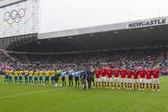 Nationalhymnen im Stadion von Newcastle. (Bild: Keystone)
