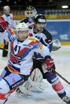 Michael Liniger (vorne) im Duell mit Patrick Fischer. (Bild: Keystone)
