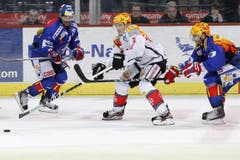 ZSC Lions Stümer Jeff Tambellini (rechts) gegen den Zuger Damien Brunner. (Bild: Keystone)
