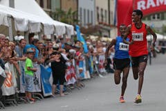 Zielsprint zwischen dem spaeteren Sieger Simon Tesfay (rechts) und Guta Fikru. (Bild: Philipp Schmidli)