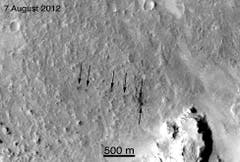 Diese Pfeile zeigen die Spuren der Ballastgewichte von«Curiosity» auf. Sie sind ungefähr in einer Entfernung von 12 Kilometern von der Landestelle des Rovers aufgetroffen. (Bild: Nasa / JPL-Caltech / MSSS)