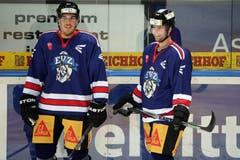 Dario Bürgler (links, kam von Davos) und Pierre-Marc Bouchard (von den Minnesota Wild). (Bild: Philipp Schmidli)