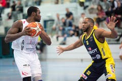 Luzerns Rhamel Brown (links) versucht einen Pass zu spielen. (Bild: Eveline Beerkircher)