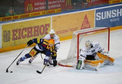 Der Zuger Pierre-Marc Bouchard vor dem Tor von Lugano mit Steve Hirschi und Goalie Elvis Merzlikins. (Bild: Stefan Kaiser/Neue ZZ)
