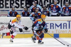 Damien Brunner (links) verfolgt Reto Suri. (Bild: Keystone)
