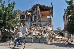Ein eingestürztes Haus in Rovereto im Bezirk Modena. (Bild: Keystone)